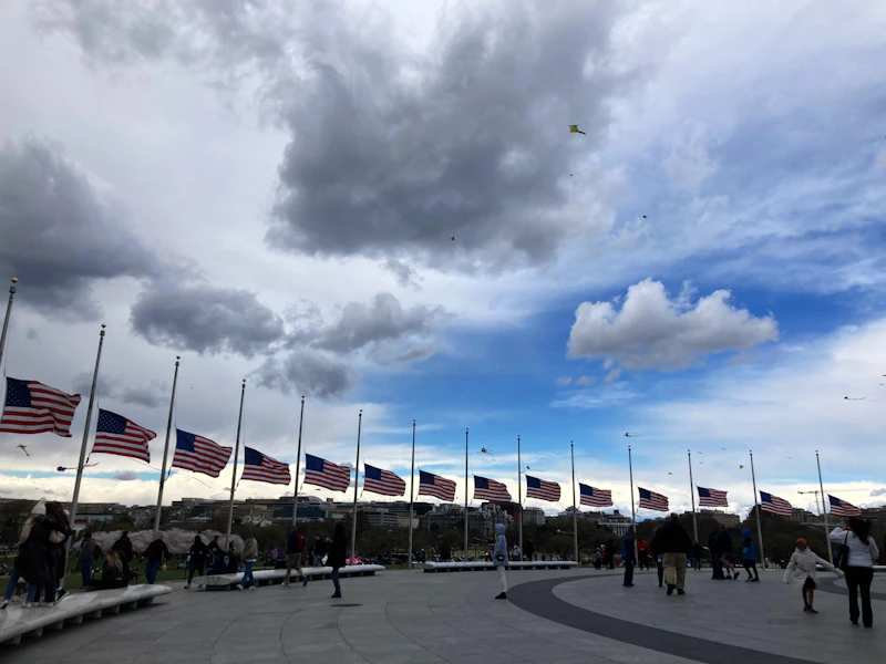 paradoks washington bujuk damai ancam perang iran