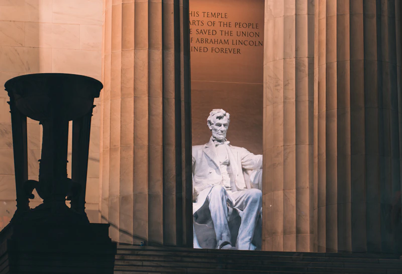 patung titanic trump epstein gegerkan washington satire moral elite