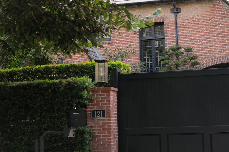 peluru tembus dinding rumah rihanna ketika megastar pun tak aman