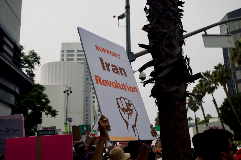 trump tunda serangan iran reda atau manuver