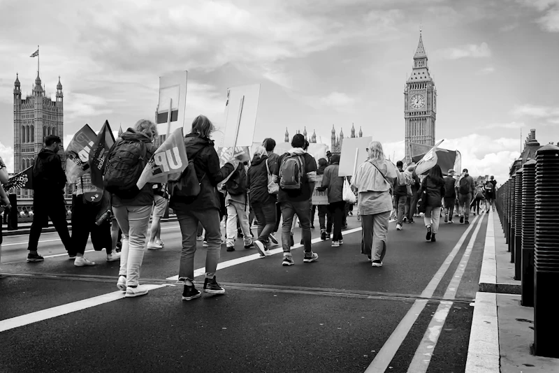 london membara rakyat turun ke jalan elit dipertanyakan