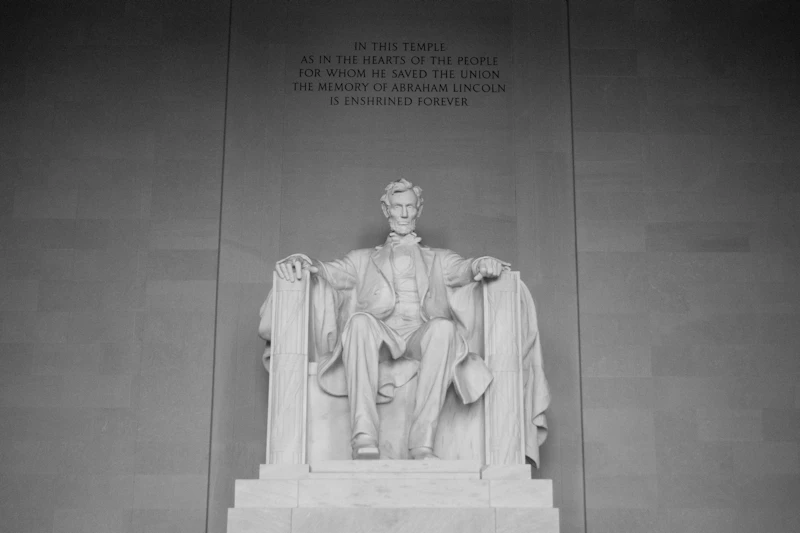 monumen lincoln dicoreti simbol bangsa dalam ujian moral