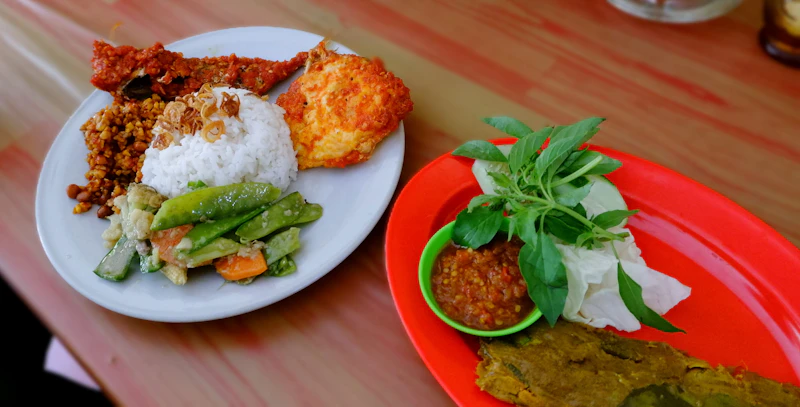 warteg sepi pembeli ayam daging daya beli rakyat kritis