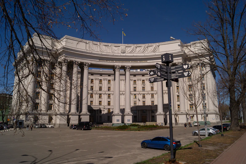 dua drone serang kedutaan rusia nato analisis mendalam