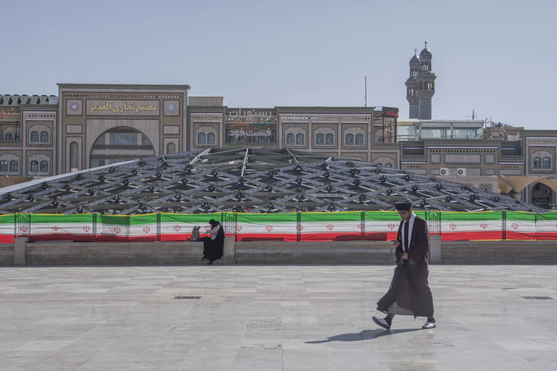 iran pasca khamenei antara duka militer simbol kekuasaan