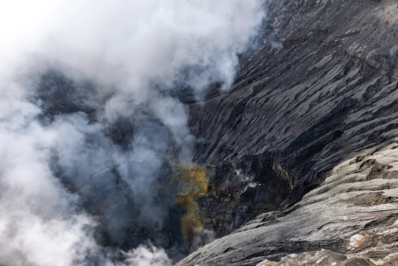 api bromo belum padam tni al turun tangan analisis siswa
