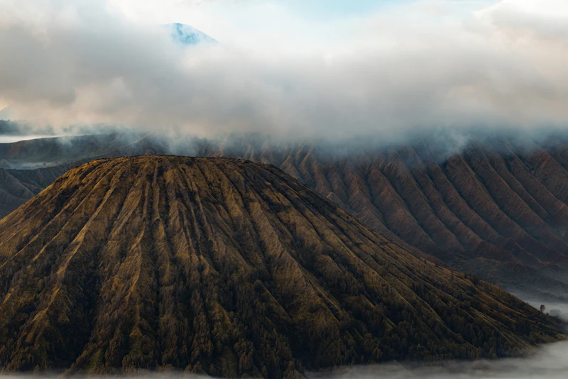 bromo terbakar pesona gunung di ambang pilu