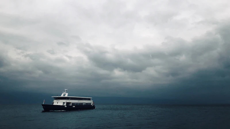 kmp putri yasmin terbakar selat lombok keselamatan maritim indonesia