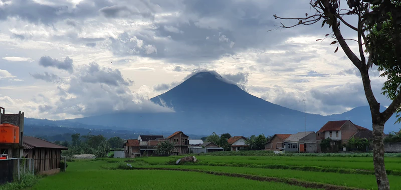 11 gunung api erupsi indonesia 2026 analisis sisi wacana