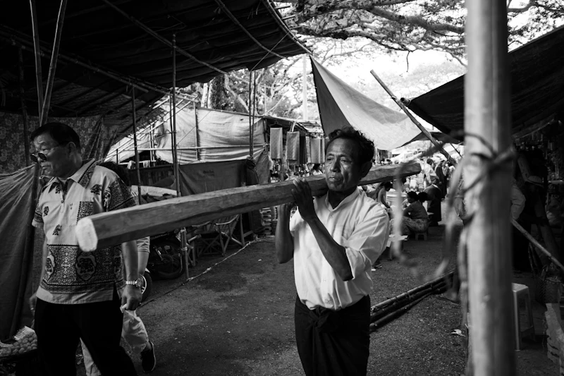 pembantaian pasar myanmar bisnis senjata air mata rakyat
