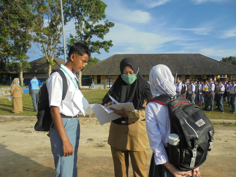 pendidikan gratis janji manis agenda elit di baliknya