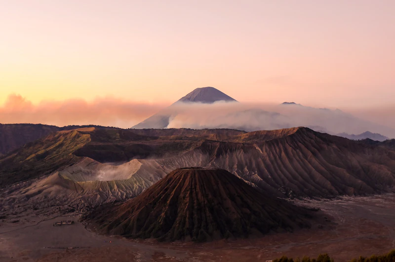 semeru meletus kolom abu waspada bencana