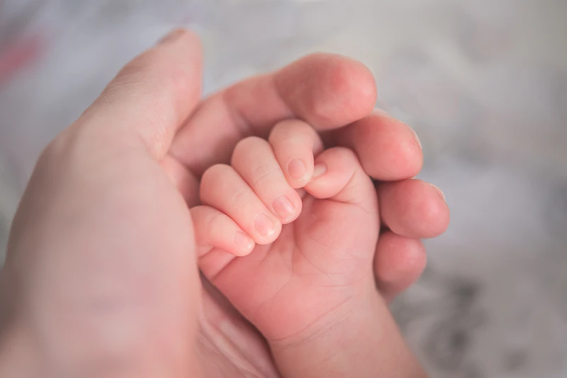 bayi meninggal dicekoki nenek telur mentah infeksi pencernaan alarm perlindungan anak