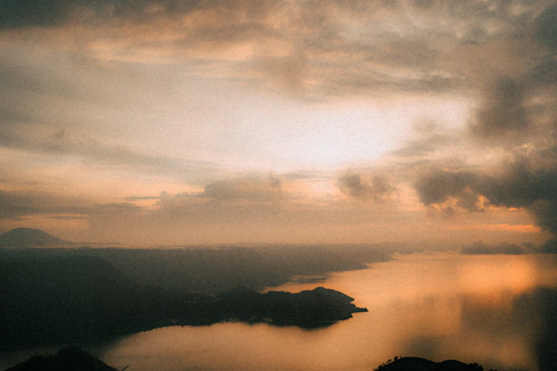 danau toba terkepung asap karhutla analisis sisi wacana