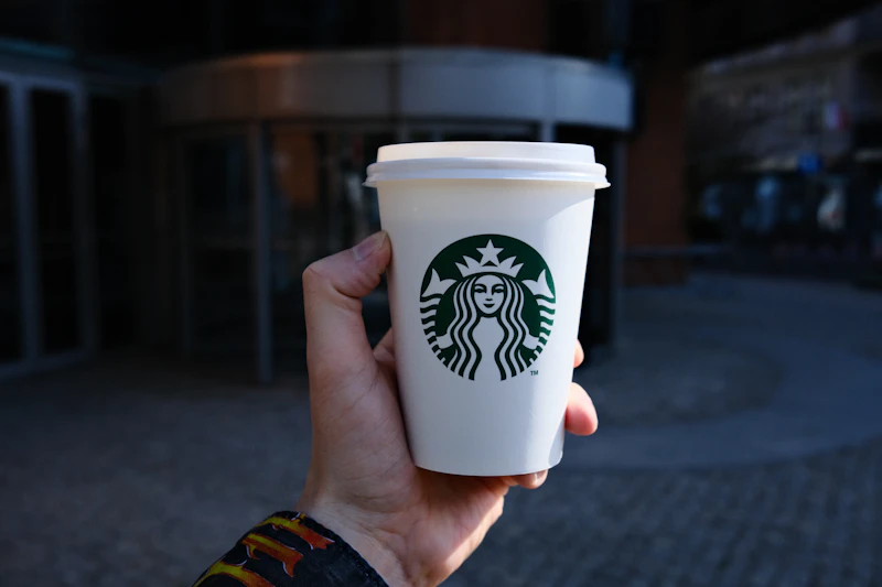 dpr tuntut starbucks tutup bangkrut moral analisis siswacana